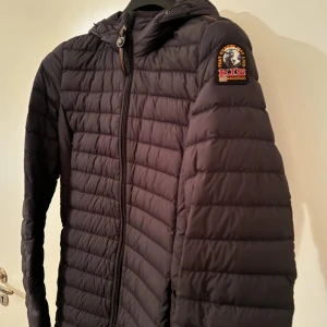 Parajumper jacka - Väldigt bra skick då jackan endast används 1/2 gånger. En figursydd lättvikts dunjacka. Den stängs med tvåvägsdragkedja. I modellen irene.🫶🏼