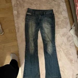 Diesel jeans - Diesel jeans lowwaist bootcut. Storlek 27 har hål