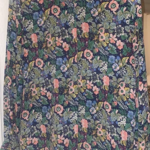 Blus - Blommig blus från other stories, 100% siden, sparsamt använd 