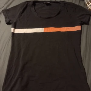 T-shirt  - Tror att det är en fake Tommy hilfiger. Fin tröja annars, hyfsat bra skick
