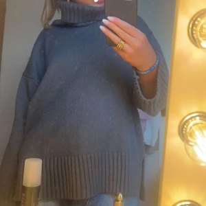 Stickad tröja - Grå stickad tröja med krage. Jättefin från Hm.💗