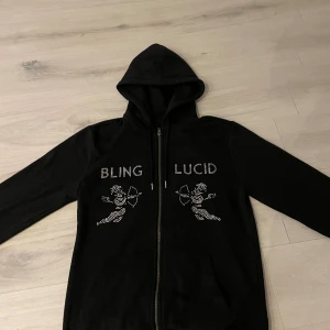 Blinglucid zip hoodie - Hej, säljer nu min blinglucid zip hoodie eftersom att den är för stor och jag har har bara använt den 2 gånger.  Skick 10/10 Storlek S Ny pris 700kr Mvh: Max