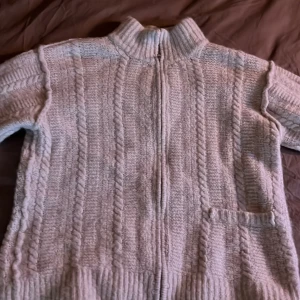 WEEKDAY tröja - Säljer nu min snygga WEEKDAY tröja då det blev fel storlek och har då aldrig kommit till någon användning 