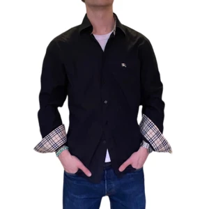 Burberry skjorta  - Burberry skjorta i väldigt bra skick. Inga hål eller defekter. Säljer billigt på grund av jag inte har kvar kvittot. Kom privat för fler bilder eller frågor. Står XL men sitter som M/L, modellen på bilden är 182 cm.