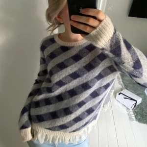 Stickad teöja - Säljer den här stickade tröjan med mönster och en volang längst ned. Från märker custommade 