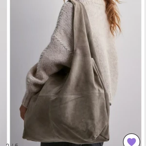 Väska - Säljer denna väskan från Beck Söndergaard. Köpte den i januari 2024 tänk som skolväska men inte kommit till användning. Nypris 1429kr på Nelly. Använd 3 gånger. Stor, rymlig och jättefin. Skriv för egna bilder 🩷🩷🩷⭐️