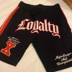 Coola shorts med tryck - Shorts med text använda 2-3 gånger.