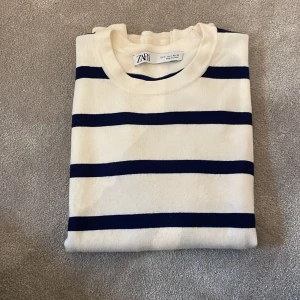 Zara topp - Säljer min jättefina randiga topp från zara💞Den är i jättebra skick, säljer då den inte kommer till användning tyvärr 💗