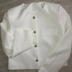 Vit kappa - Jättefin oanvänd med vaddering i axlarna, suverän till våren. Pris går att diskutera 💞