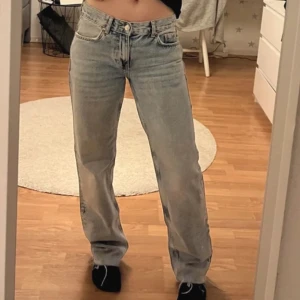 Low Waisted jeans  - Säljer dessa low waisted jeansen från Gina i storlek xs