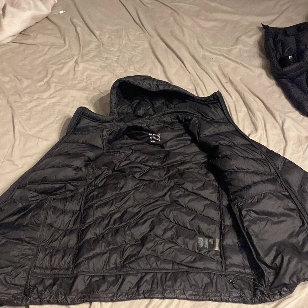 Hej jag säljer min jacka den är varm och är i väldigt bra skick har änvändt den Max 2 gånger. Sen är dess värde på 1100.. Jackor.