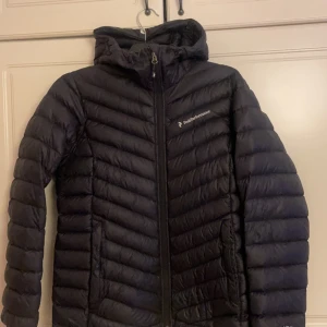 Peakperformance jacka - Peakperformance jacka i storlek L , passar medium , jackan är i bra skick och säljs för 400 kr
