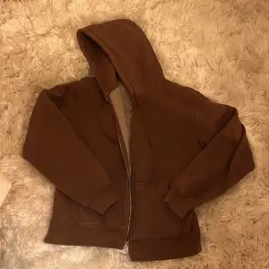 En brun zipup tröja från Brandy Melville. Den är fortfarande i gott skick och känns bra på. Storleken är onesize, men passar bäst på XS-M. 