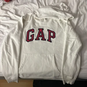 Gap Hoodie - Tjena, en fet gap hoodie här. Passar med allting, skitsnygg med de röda detaljerna i bokstäverna och skitbra skick, 7-8/10. Tröjan är en stel storlek mellan S och M, men tror den passar bättre om du brukar ha S. Hör gärna av er med frågor eller PRUTA