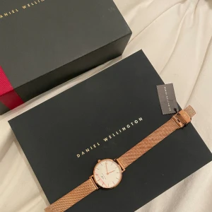 Klocka Daniel Wellington  - Helt oanvänd klocka från Daniel Wellington!! Super snygg💓💓nypris runt 2000. Dustbag mm medföljer 