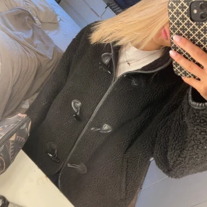 INTRESSEKOLL Teddy jacka  - Intressekoll på min favorit jacka 🥹🥹 säljer då jag vill köpa en annan och tycker den sitter för stort på mej 💕🥹Så skriv om du är intresserad och tryck inte köp nu!! Säljer endas vid bra bud då jag köpte den för 700