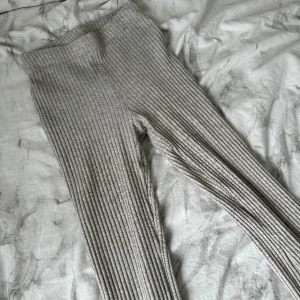 Ribbade utsvängda leggings  - Ett par leggings i bra skick. Säljer pga litet på mig och kommer ej till användning 