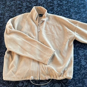 Fleecejacka från Ginatricot - Fin fleecejacka från Ginatricot i storlek XS