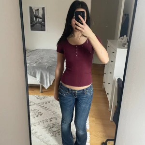 Vinröd ribbad t-shirt - Säljer denna jättefina t-shirt då den tyvärr inte kommer till användning längre. Som i nyskick🌼