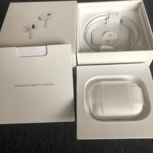 Bluetooth hörlurar - Nyaste Pro Gen 2 felfri, använd 2 gånger. Köpt för 3299kr. Säljs pga att jag inte gillar in ear hörlurar, skickas direkt till dig via post, hör av er!😃