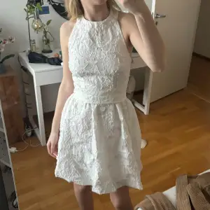 vit klänning med fickor från hm