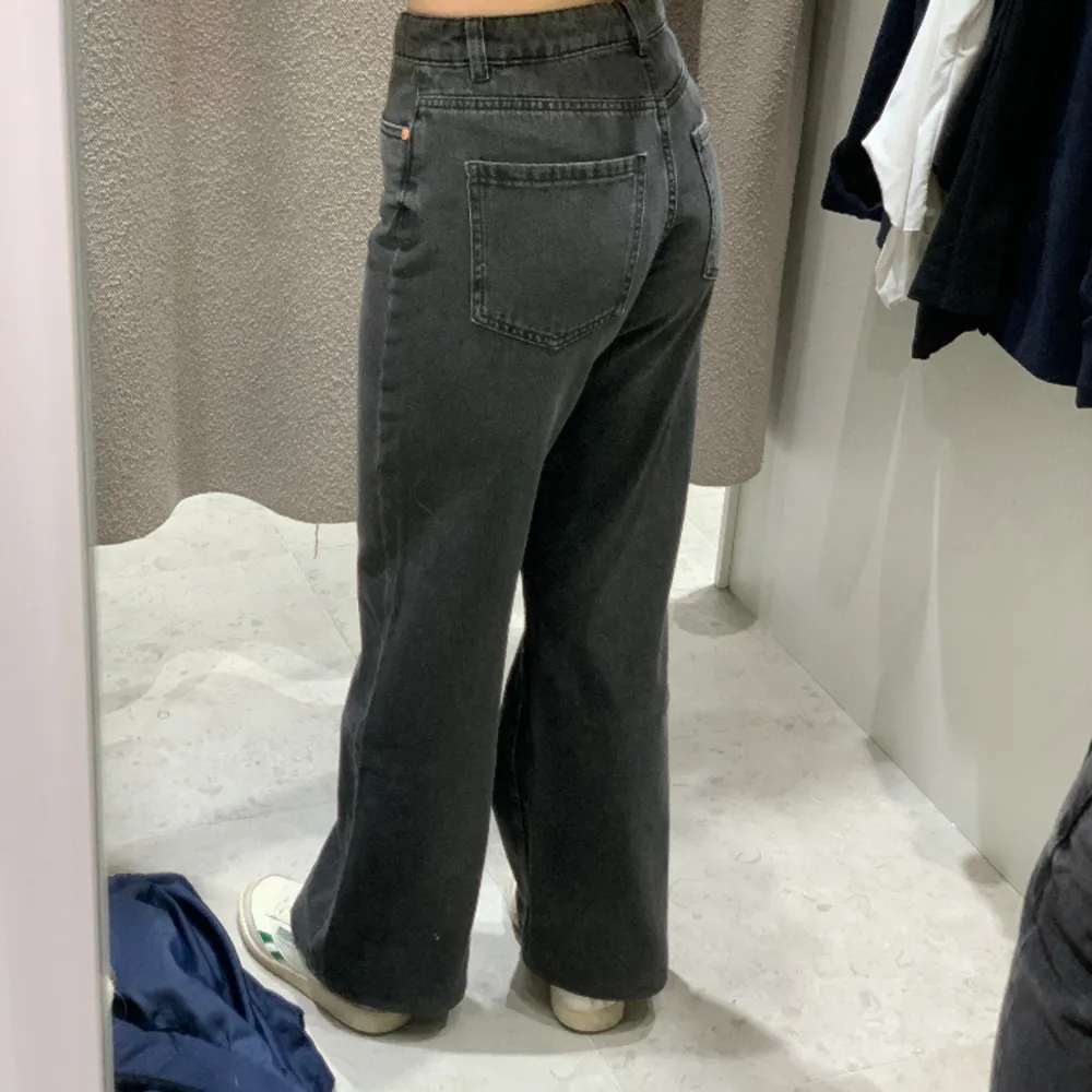 Jättefina jeans i perfekt skick, men tyvärr snäppet för små🥺 Möter gärna upp i Sthlm💖. Jeans & Byxor.