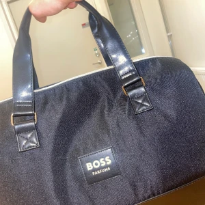 Boss Weekendbag - Haft väskan i 3 manader. Använts jätte sällan då jag jobbar mycket och gymmar en del. Har egen väska för gymmet. Skicket på väskan är perfekt och exakt som ny. Ingen slitage eller märken på väskan. Nypris på väskan är 850kr, priset kan diskuteras.