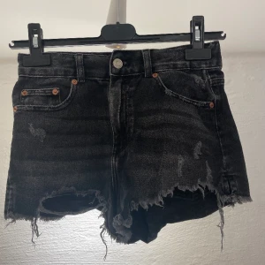 Svarta jeansshorts från zara  - Ett par supersnygga svarta jeansshorts från zara i bra skick. Storlek 152 men skulle säga att de är stora i storleken