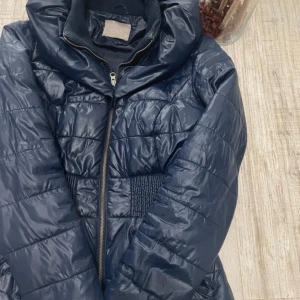 Snygg jacka  - En super fin jacka med resor i midjan, den är lite tunnare än en vanlig vinterjacka💗