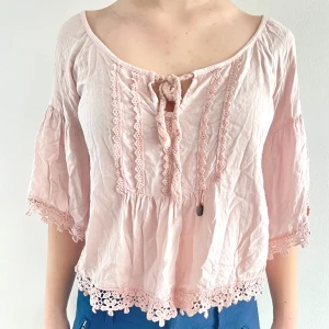 Ljusrosa blus - Ljusrosa blus med spetsdetaljer