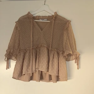 Blus med knytdetalj  - Säljer min blus från NA-KD. 💞😊  Storlek 36. Använd ca 2 gånger.  Nypris: 379kr, säljer för 200kr 💞