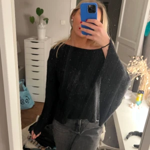 Stickad tröja  - Svart stickad tröja med båthals