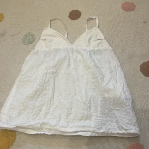 Vitt linne sommar  - Det här vita linnet har bara använts en eller två gånger super bra skick. Har sytt den själv men den är super hållbar och komme tunge gå sönder!❤️