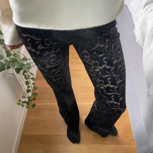 spetsbyxor - Helt slutsålda spetsbyxor från Calzedonia!! Endast använda 2 ggr. Har sytt upp dem ca 4cm där nere men det går att sprätta upp igen, är 164💓