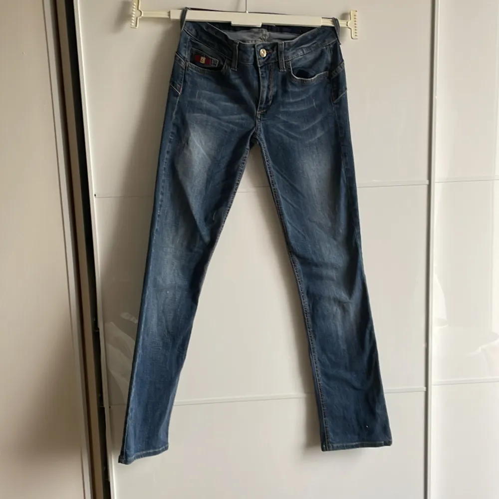 Mörkblå jeans med fina detaljer . Jeans & Byxor.