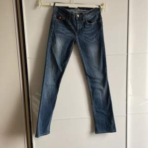 Mörkblå jeans med fina detaljer 