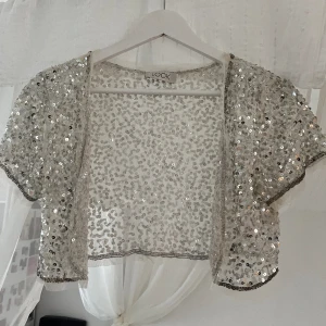 glittrig kofta / bolero - säljer denna glittriga kofta / bolero så fin och lätt att slänga på sig som pricken över i et 💞
