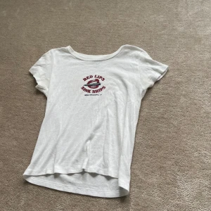 Jättefin och cool t-shirt - Det står red lips dink ships på den. Använd ganska mycket men endp ett bra skick. Säljer då jag inte använder den längre 