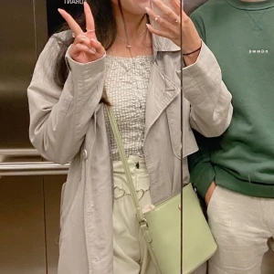 💞 monki trench coat 💞 - säljer en tunnare monki trench coat i st. XS! lite grå/beige i färgen! väldigt snygg och skön till vår/sommaren 🥰 ✨ SKA FLYTTA UTOMLANDS SÅ ALLT MÅSTE BORT INNAN 17 MARS ✨ annars slängs det på tippen 🥲 