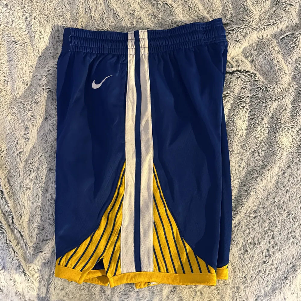Säljer nu mina nya Golden State Warriors shorts. Använda 2 gånger vilket gör de väldigt fräscha och i nyskick. Storlek: M Skick: 10/10. Shorts.