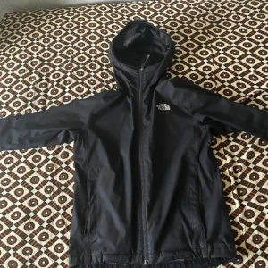 Northface vind jacka - Jätte bra till våren. Ny pris ca 1300. Har lite skador längst ut vid ärmen men inget stort. Skriv vid funderingar