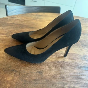Pumps - Säljer dessa pumps, köpta på NK vintage butik i Göteborg för 1000. Märket heter MAYGANDA. Köpta till balen så endast använda en gång. 