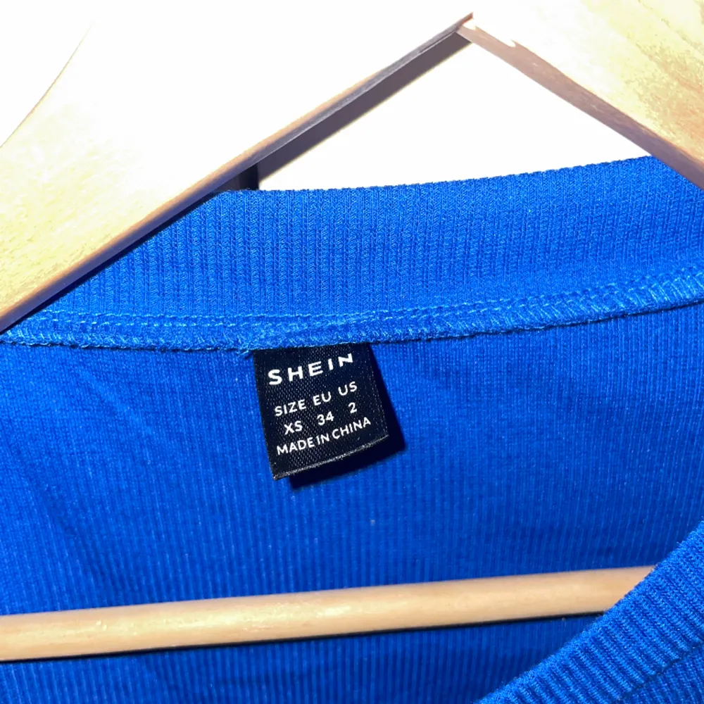 Jätte fin tröja ifrån SHEIN, används lite men inget som syns. Tröjan har storlek xs/34. Jätte fin tröja perfekt till våren💙💙🦋. Toppar.