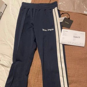 Palm angels byxor - Beställda från farfetch, kvitto påse och tags finns med. Inga märken eller fläckar
