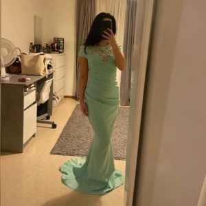 Maxiklänning - Använd en gång Storlek 36 men passar mig som oftast har storlek 34