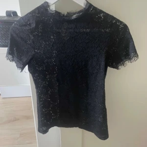 Spets topp - Spets topp från Gina Tricot i mycket bra skick🙌köp direkt för 250!