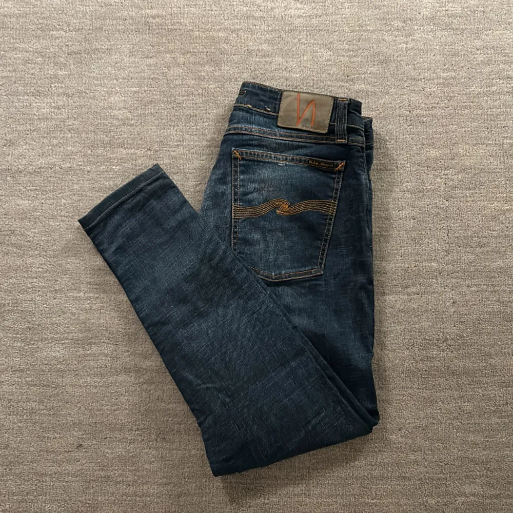Säljer dessa nudie jeans i modellen ”tight terry”, i storlek 31/32 för 450kr! De är upplagda så mer 31/30. Sjukt feta jeans och bra skick, finns en defekt. Skriv om minsta funderingar!👖🥶. Jeans & Byxor.