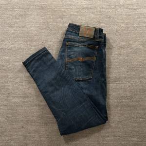 Säljer dessa nudie jeans i modellen ”tight terry”, i storlek 31/32 för 450kr! De är upplagda så mer 31/30. Sjukt feta jeans och bra skick, finns en defekt. Skriv om minsta funderingar!👖🥶