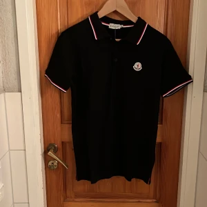 Moncler piké  - ”Lägger upp igen för gratis frakt(:” Tja! Säljer dena moncler piké då den var för liten. Den är i mycket bra skick endast testad men vissa sig vara liten i storlek. Det är Storlek M men passar också S väldigt bra. Tags funkar, Kom med bud😊