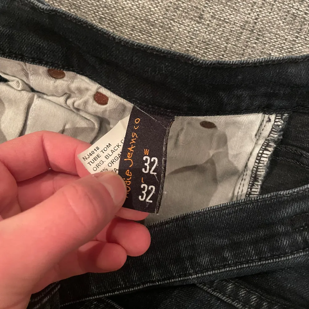 Säljer nu dessa sjukt snygga jeansen från Nudie i grymt bra skick. De är i storlek 32/32. Referens- killen på bilden är 180 och väger 67 kg! Hör gärna av dig vid frågor och funderingar 😃. Jeans & Byxor.